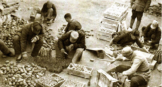 徐工集團(tuán)的前身華興鐵工廠(chǎng)誕生，后發(fā)展為徐州重型機(jī)械廠(chǎng)