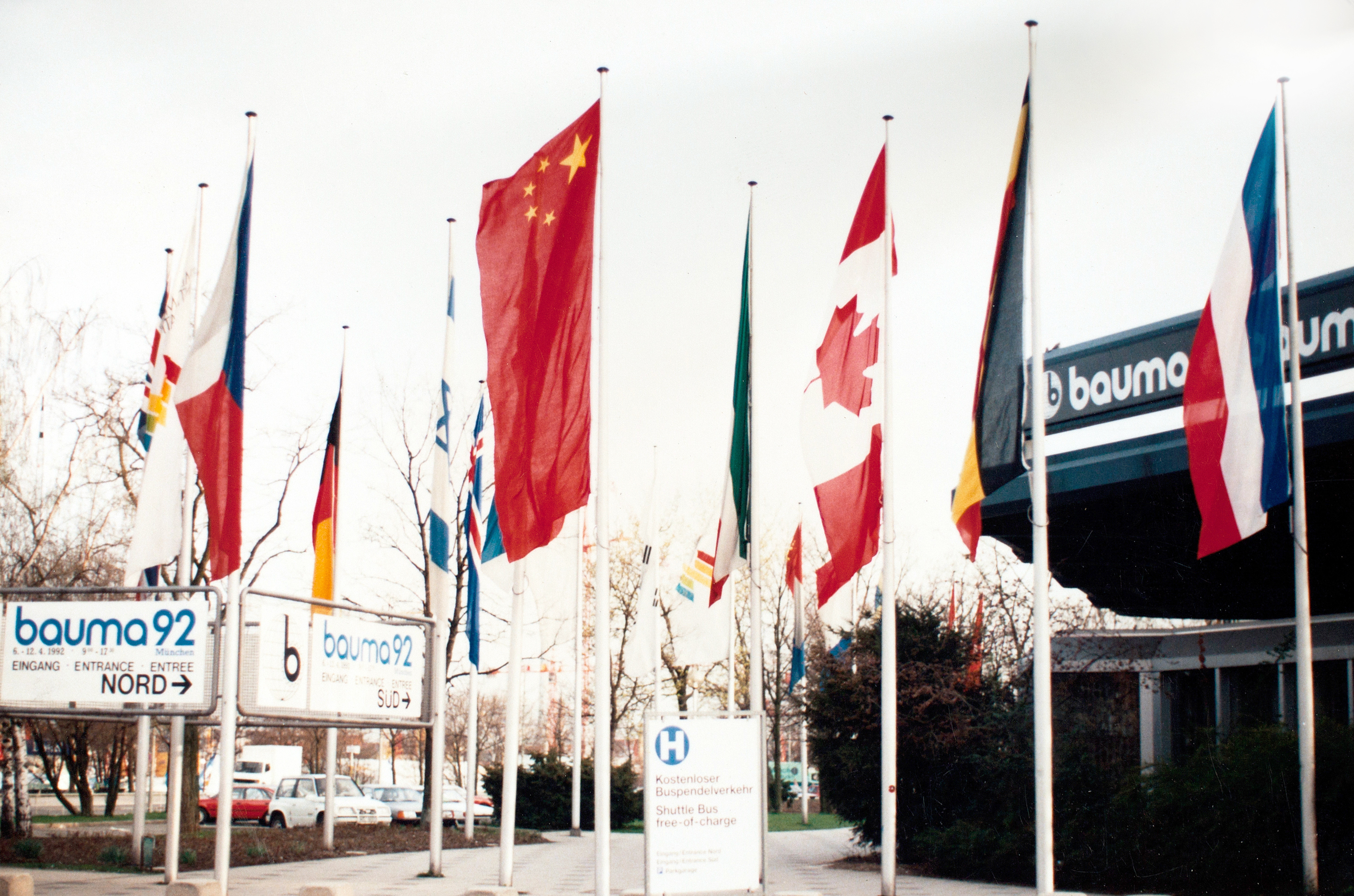 徐工成為行業(yè)首家取得自營(yíng)出口權(quán)的企業(yè)，正式拉開(kāi)國(guó)際化序幕；是年，徐工代表行業(yè)首次參加德國(guó)寶馬展