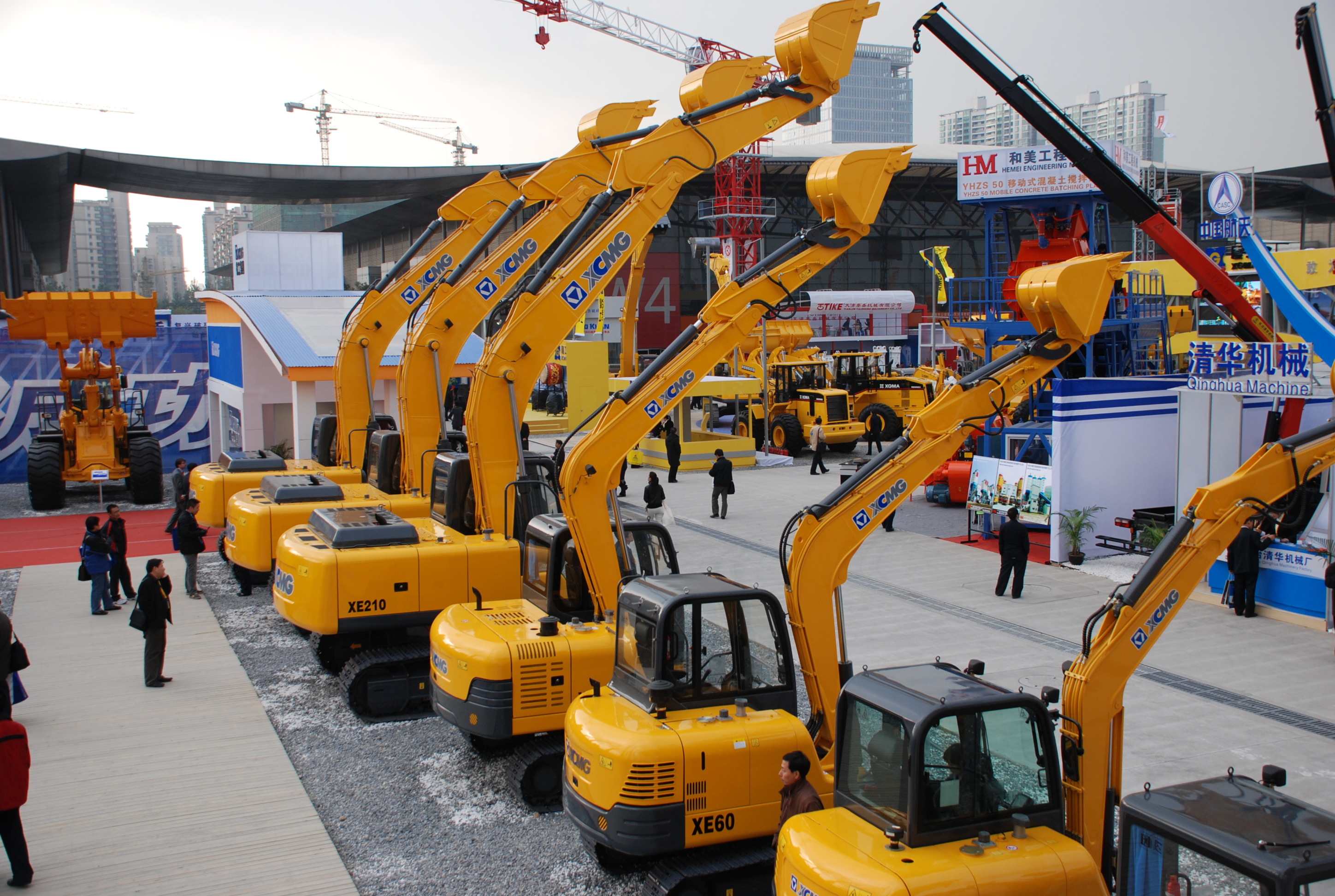 徐工與凱雷投資集團(tuán)發(fā)表聯(lián)合聲明終止合作，獨(dú)立進(jìn)行重組；是年，徐工與卡特彼勒終止合作，獨(dú)資成立徐州徐工挖掘機(jī)械有限公司