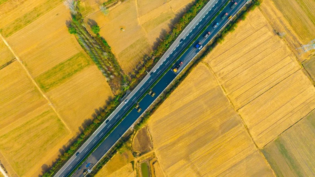 揚民族自信！徐工成套瀝青路面裝備助力家鄉(xiāng)高速建設(shè)！