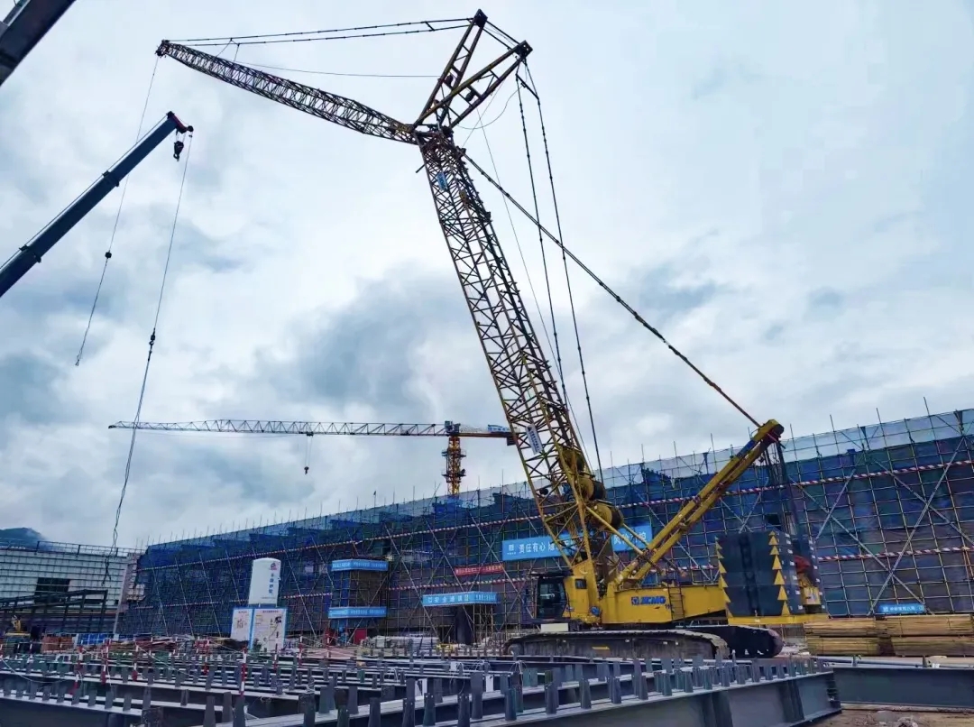 “鋼”鐵的意志！徐工XGC320履帶起重機參建大跨度鋼結(jié)構(gòu)工業(yè)廠房