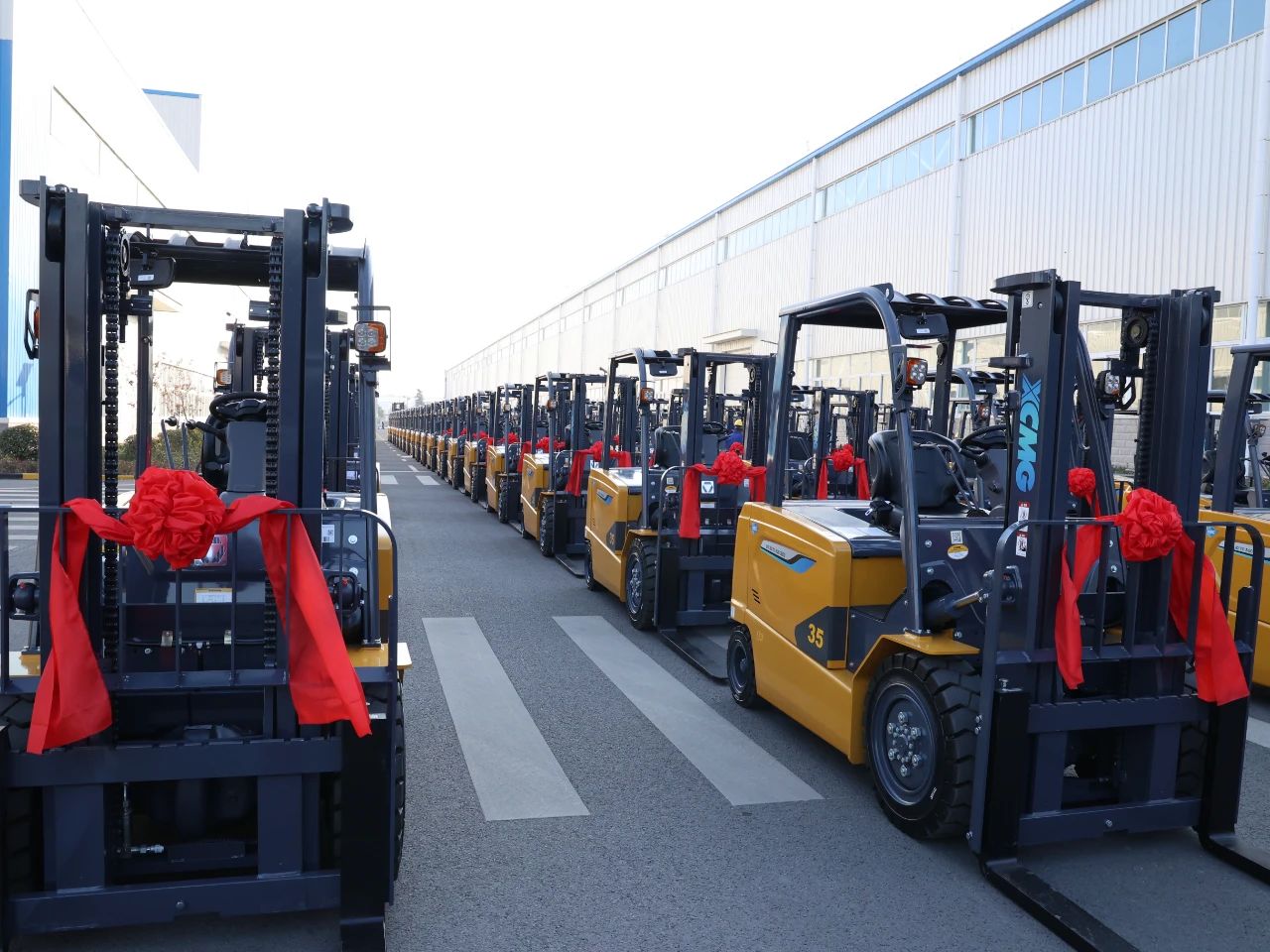 又是百余臺(tái)！徐工“鯤鵬”叉車批量交車
