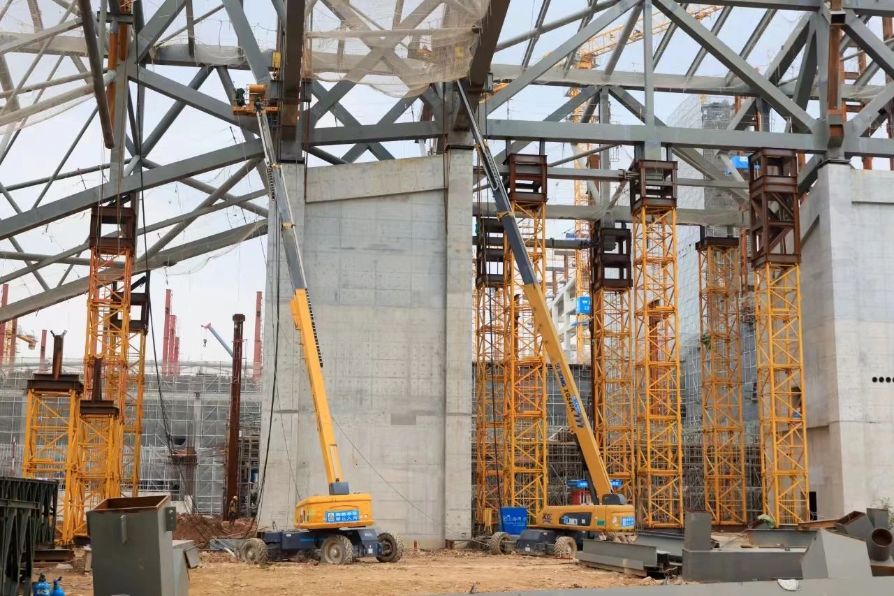 復雜環(huán)境顯身手！“徐工金”助力深圳冰雪世界