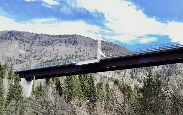 背靠阿爾卑斯山脈，徐工橋梁檢測車“C位”打卡