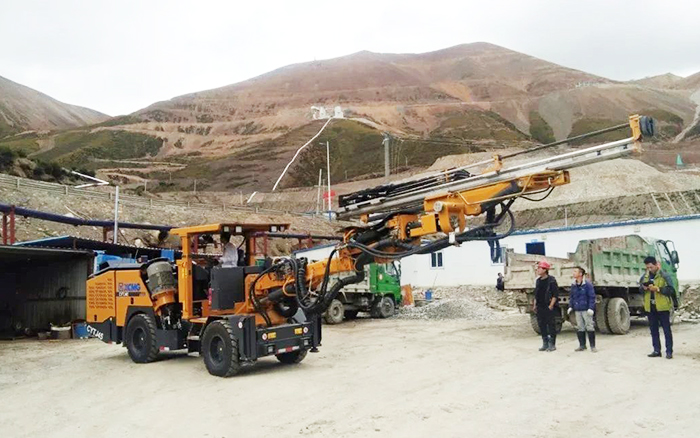鐵礦開采，徐工礦用液壓掘進鉆車先入為主！