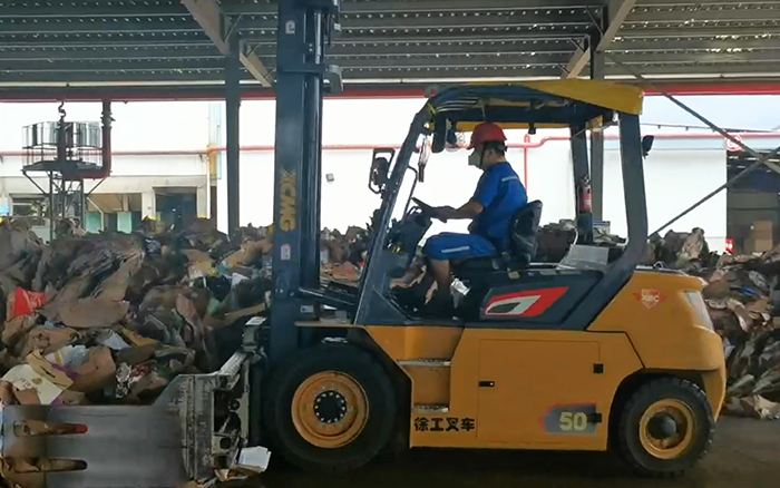 有實(shí)力！徐工孔雀電動(dòng)叉車強(qiáng)勢(shì)入駐造紙行業(yè)