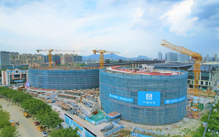 逐浪揚帆，徐工塔機吊起蒼南大劇院“鋼鐵脊梁”