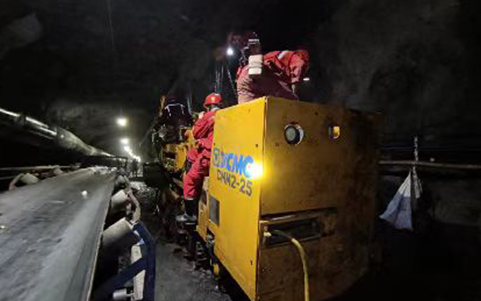 綜掘裝備上新！徐工CMM2-25煤礦用錨桿鉆車首發(fā)