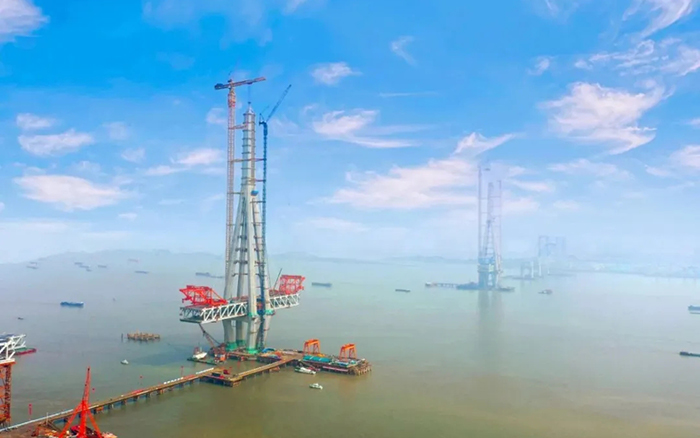徐工建設！世界最高橋塔常泰長江大橋主塔順利封頂！