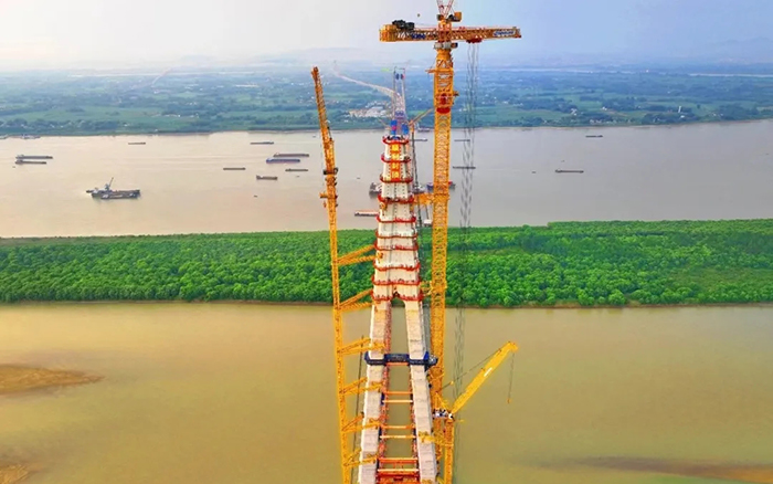 308米！徐工塔機助力世界最大跨度三塔斜拉橋喜封金頂