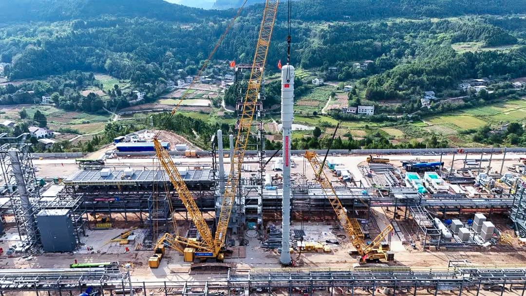 一次性成功！徐工履帶兄弟助力大型油氣田最長整體塔類吊裝