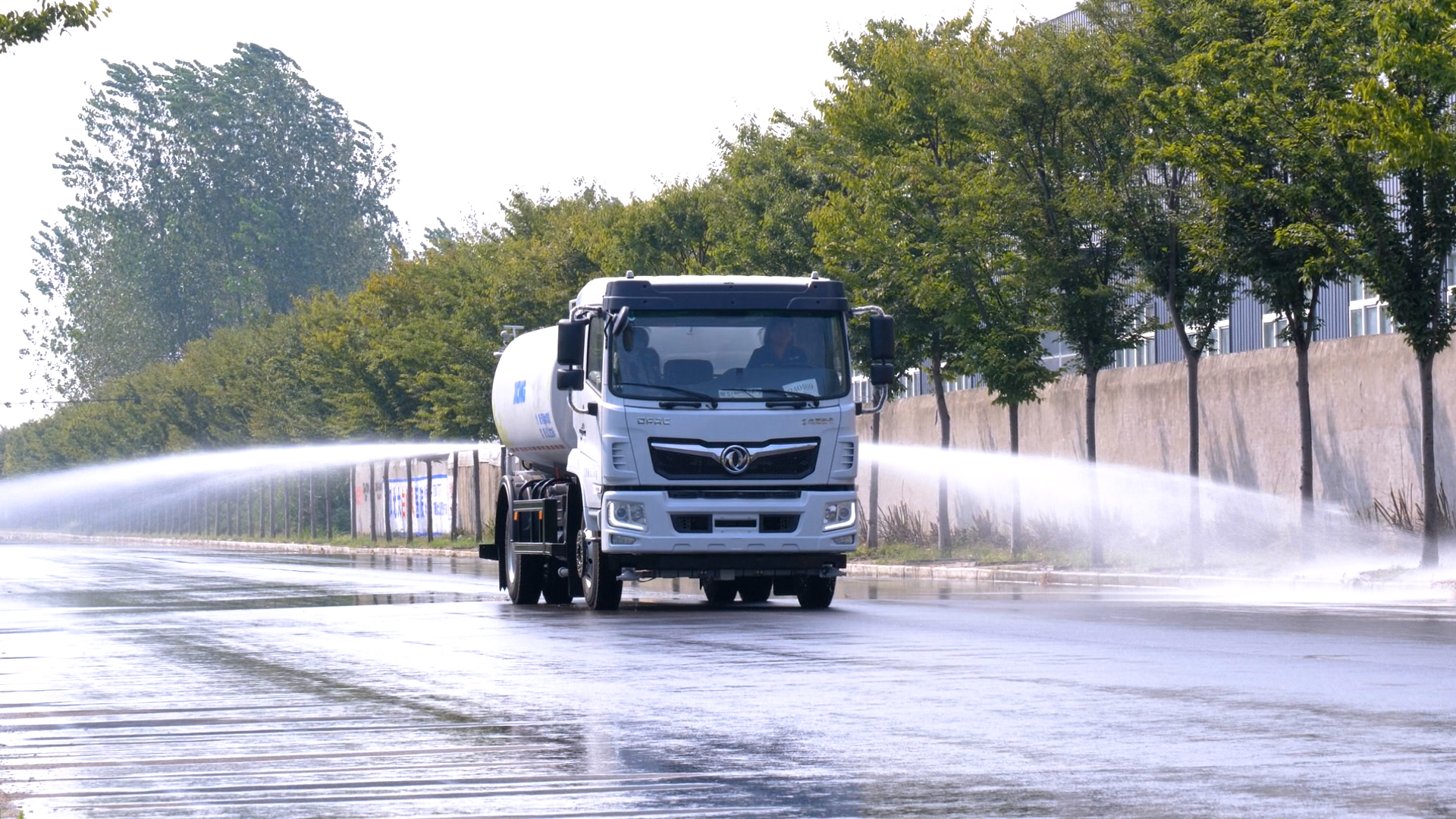 泰酷辣！徐工助力湖北天門(mén)城市綠化