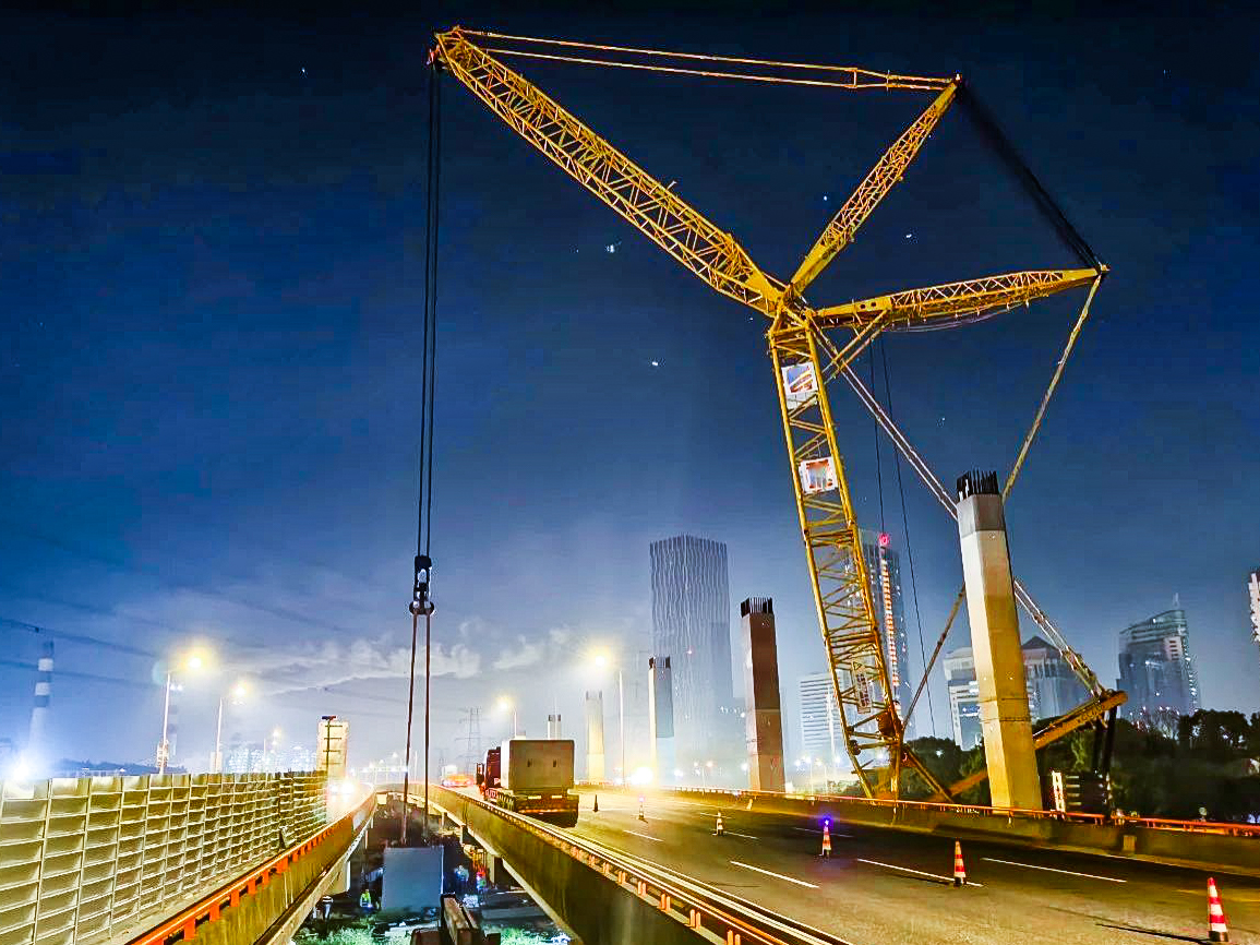 僅用4小時！XGC650跨高速助力沿江通道鋼蓋梁成功吊裝