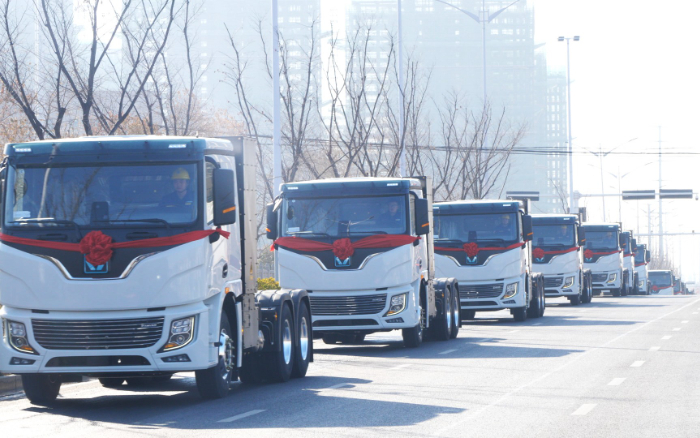 百臺(tái)齊發(fā)，千臺(tái)簽約！徐工新能源牽引車奔赴浙江