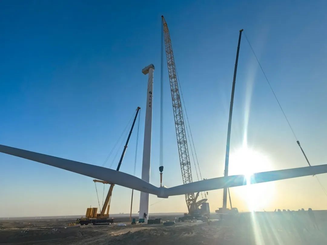 “零偏差”！西北戈壁現(xiàn)風電“超級大片”，徐工XLC18000M領(lǐng)銜多機協(xié)同吊裝
