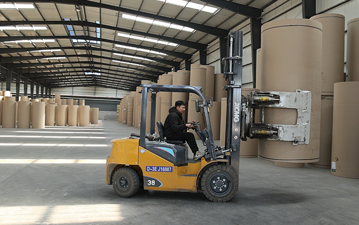 徐工新E叉車，為紙廠搬運(yùn)難題 “精準(zhǔn)破局”