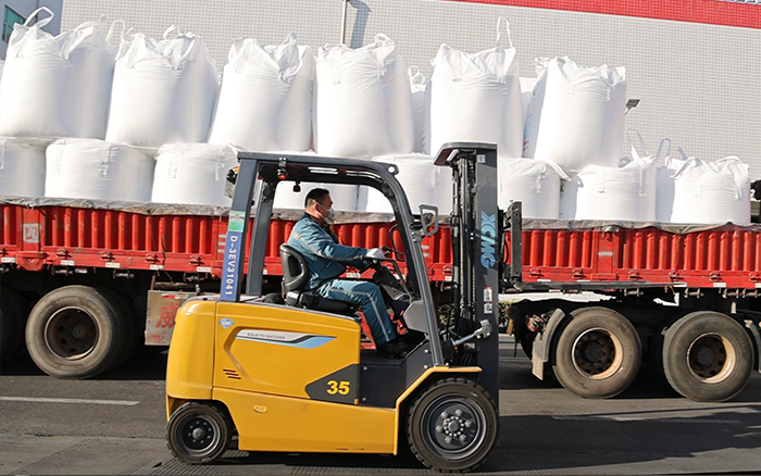徐工新能源叉車為食品工廠綠色、高效生產(chǎn)保駕護(hù)航