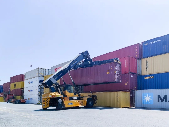 性能優(yōu)越！徐工正面吊助力海鐵聯(lián)運(yùn)發(fā)展