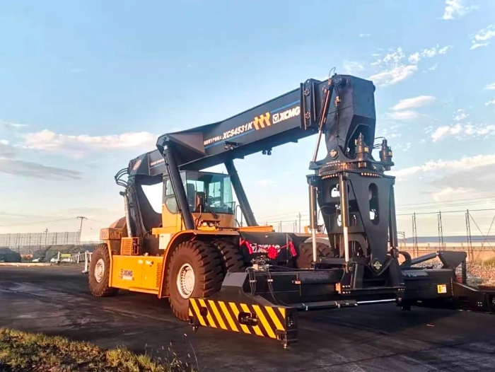 以質(zhì)提速！徐工傾斜吊具正面吊分鐘級(jí)響應(yīng)保障運(yùn)輸安全暢通