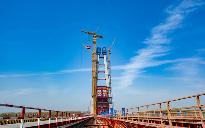 全球最大塔機亮相央視！徐工助力馬鞍山長江大橋主塔吊裝
