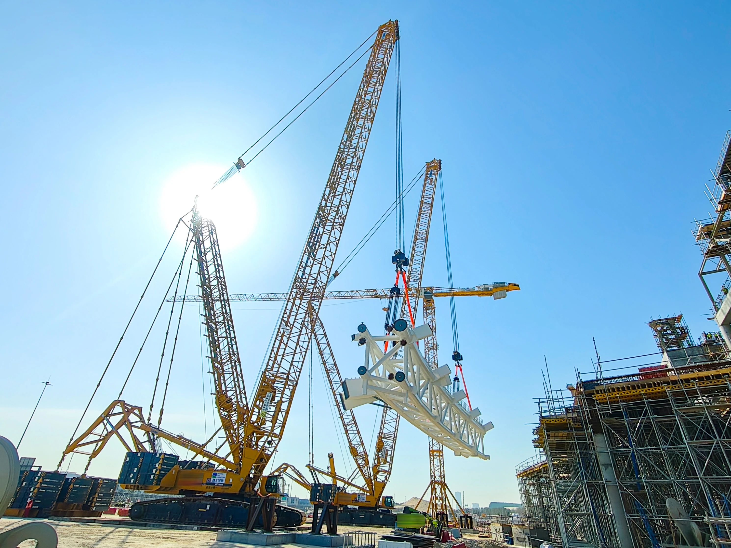 毫米級精度托舉世界杯夢想——徐工履帶起重機奮戰(zhàn)沙特！