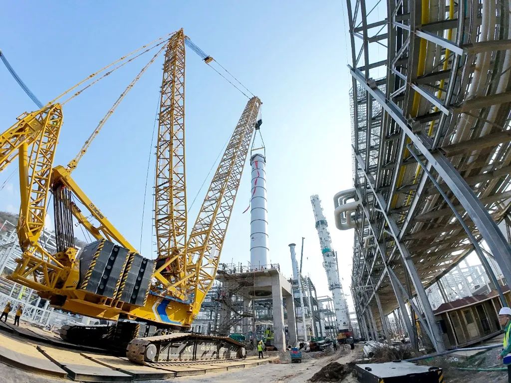 700噸巨塔穩(wěn)穩(wěn)落位？徐工XLC17000給出完美答案