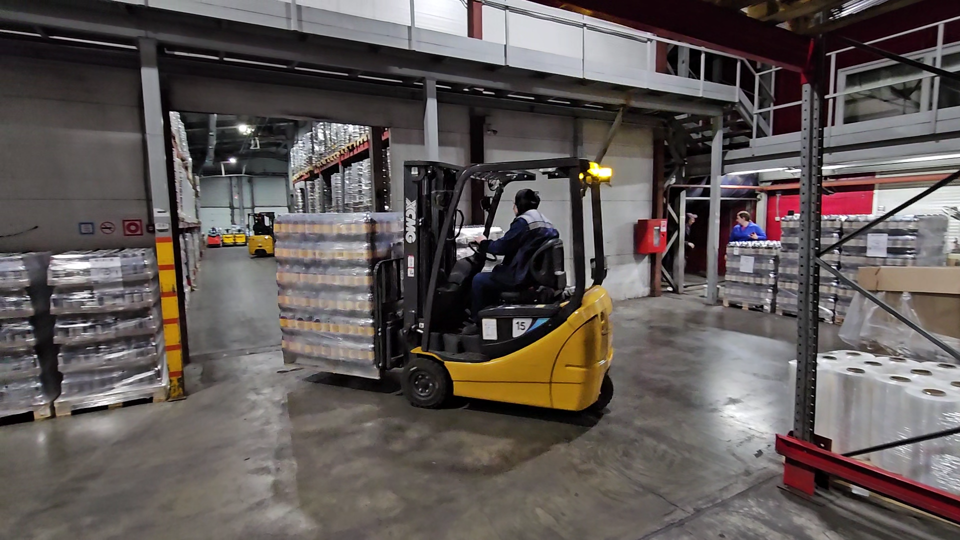 狹小空間搬運(yùn)利器！徐工三支點(diǎn)平衡重叉車