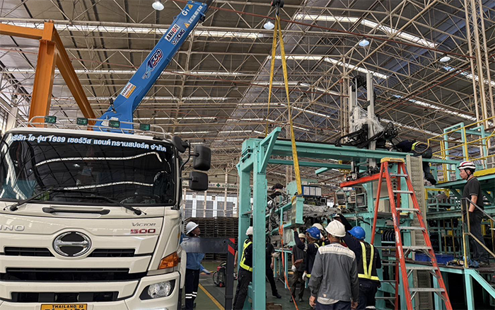 隨車吊界 “卷王” 現(xiàn)身東南亞廠房，一機頂十臺