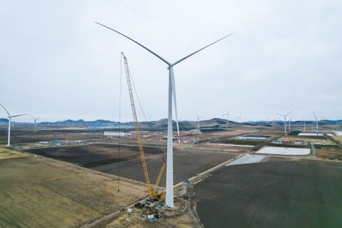 高空之巔，再鑄榮光！XLC18000M助力大型風電場首臺185米風機成功吊裝