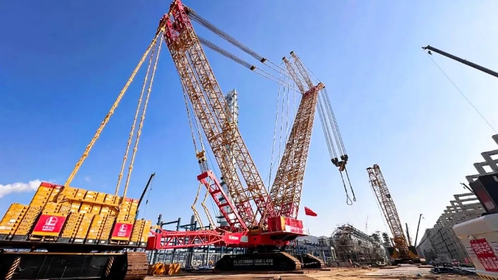 全球首臺問世的4000噸履帶式起重機，再創(chuàng)國內(nèi)吊裝新紀錄！