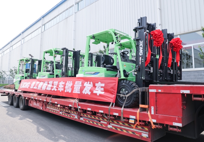 徐工鯤鵬系列電動(dòng)平衡重叉車，再掀浦東貨運(yùn)站高效物流新篇