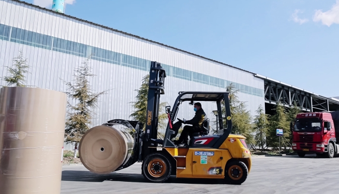 安全穩(wěn)如泰山，高效快人一步！徐工孔雀叉車造紙行業(yè)顯身手