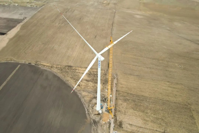 高空之巔，再鑄榮光！XLC18000M助力大型風電場首臺185米風機成功吊裝