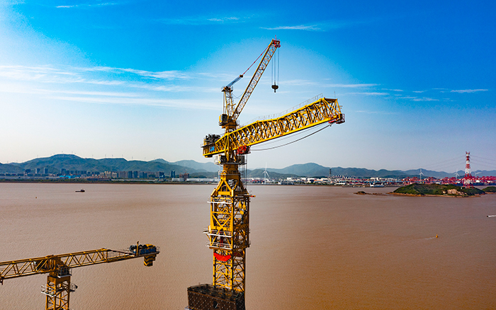 雙塔筑脊梁！徐工超大塔助建世界級大橋