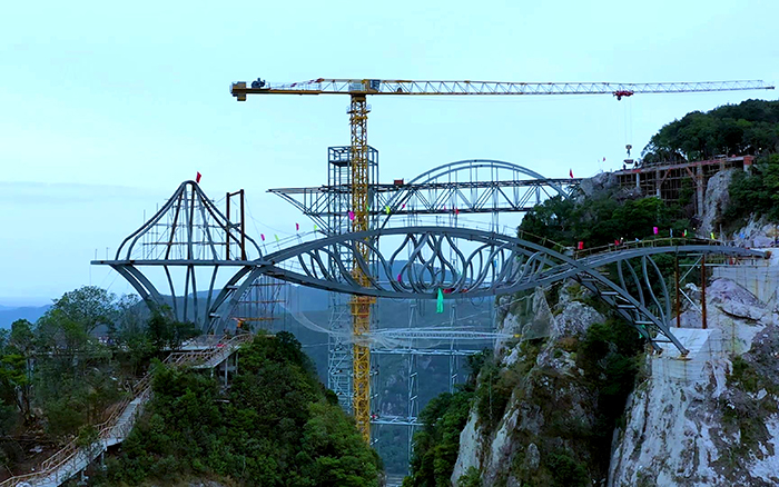 一覽眾山小！看徐工塔機「與山齊肩」