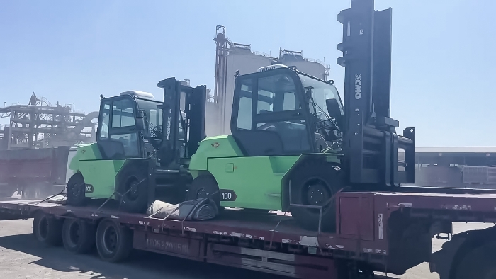 從室內(nèi)到室外，24小時(shí)不停歇！徐工孔雀叉車扎根新疆鋼材廠
