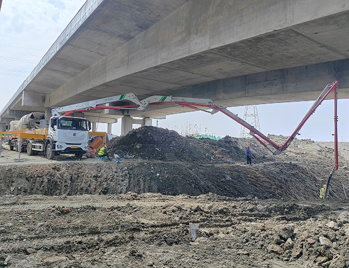 輕靈穩(wěn)?。⌒旃?3米泵車領航新城鎮(zhèn)基建