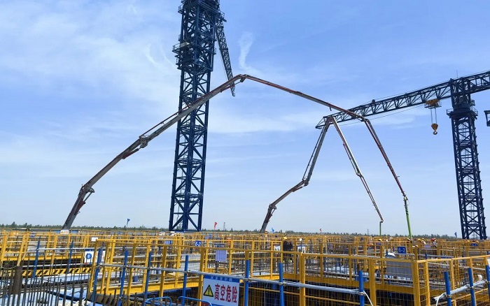 72米巨臂顯神威！徐工“鋼鐵俠”集結漢南長江大橋