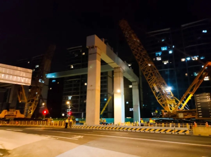 雙機聯(lián)動，毫米操控！徐工XGC11000高效破解高架橋施工難題