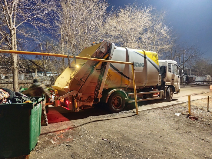 徐工后裝壓縮式垃圾車(chē)助力阿斯塔納：高效環(huán)保，助力城市清潔