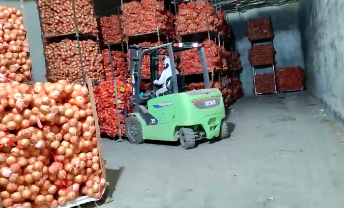 徐工鯤鵬系列新能源叉車，為食品冷庫工廠注入綠色動(dòng)能