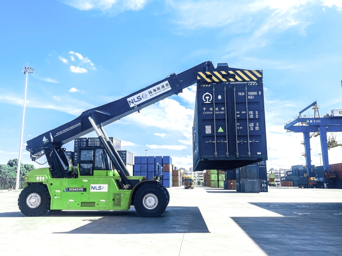 降本減碳雙突破！徐工XCS4531E領(lǐng)航西部陸海新通道核心樞紐綠色煥新