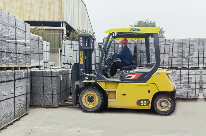 有“石”力！徐工孔雀電動(dòng)叉車強(qiáng)勢(shì)入駐石材廠