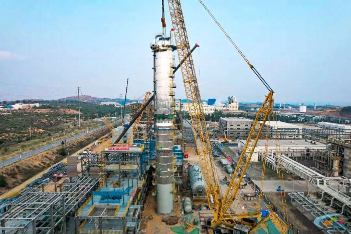 二十載老將再建功！徐工QUY450協(xié)助XGC12000輕松搞定百噸精餾塔