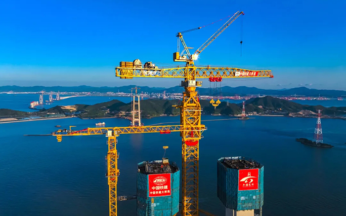 246.3米封頂！這座世界級跨海大橋“徐工造”