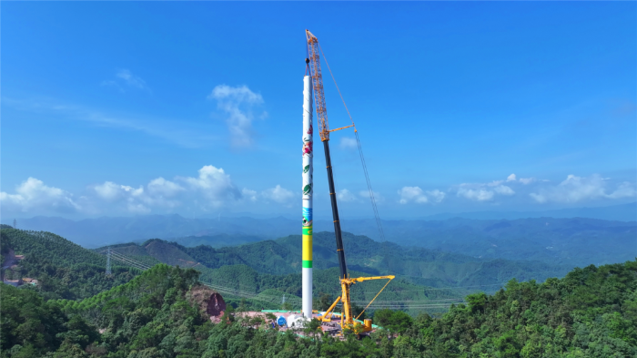 402噸重載轉(zhuǎn)場！全球第一吊“輕松駕馭”崎嶇山路