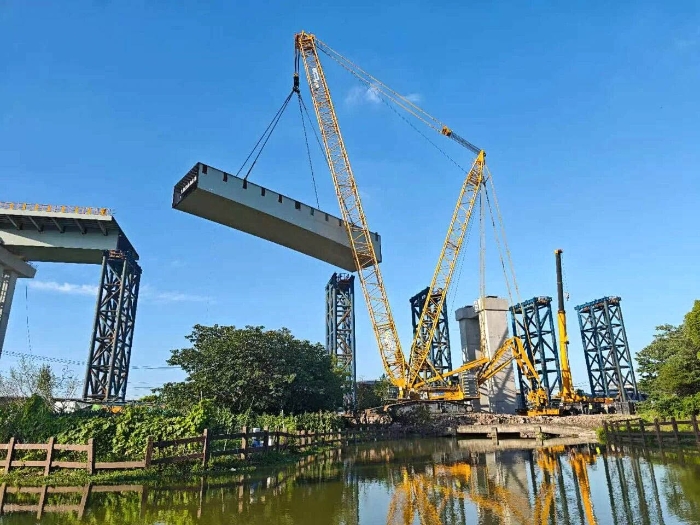 螺螄殼里做道場？徐工XGC11000高架旁上演“極限操作”