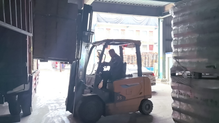 徐工叉車賦能山東玻璃瓶廠：破解易碎品搬運(yùn)難題