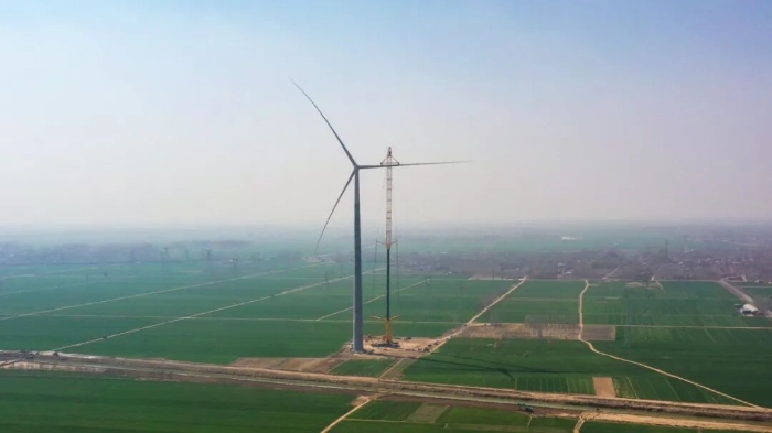 暴雨中橫走的 “鋼鐵巨獸”！徐工 4000 噸起重機撐起 160 米風電，這細節(jié)太硬核！