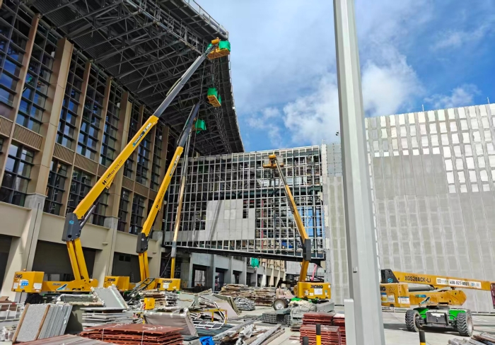 聯(lián)合作戰(zhàn)！徐工鋰電高機(jī)編隊亮相三亞機(jī)場